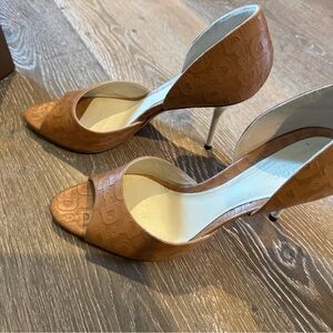 Gucci classic leather embossed heels size 38 1/2